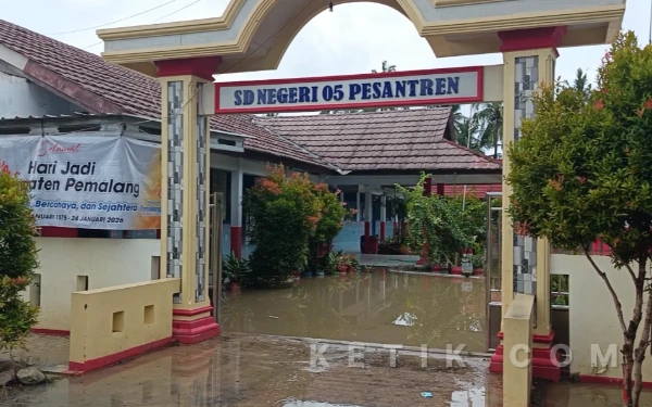 Thumbnail Berita - Hampir Sebulan Terendam, Ratusan Warga Desa Pesantren di Pemalang Bertahan di Tengah Kepungan Air