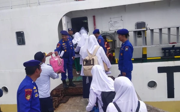 Humanis, Satpolairud Polres Situbondo Amankan Kepulangan Ratusan Santri di Pelabuhan Jangkar