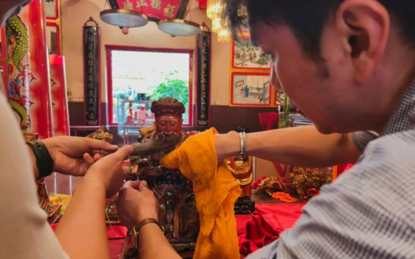 Jelang Imlek 2577, Umat Tionghoa Kelenteng Eng An Kiong Kota Malang Ritual Bersihkan Rupang