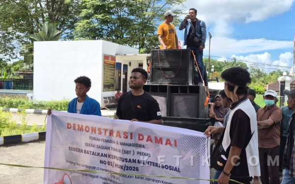 Hipma SBT Gelar Aksi Unjuk Rasa di Kantor DPRD Kota Sorong Terkait Penonaktifan BPJS Kesehatan PBI