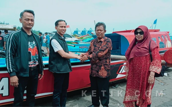 Anggota DPRI RI Kaisar Beri Bantuan Perahu, Wujud Perhatian Kepada Nelayan Cilacap