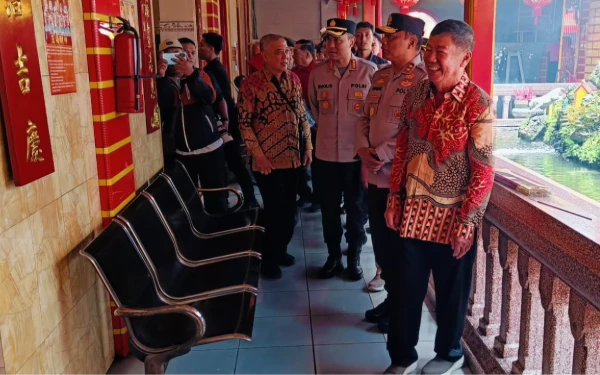 Thumbnail Berita - Pastikan Imlek Kondusif, Kapolda Jatim Pantau Kelenteng Eng An Kiong Malang
