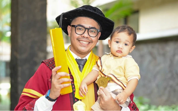 Tembus 7 Jurnal Scopus Q1, Rezzy Eko Caraka Jadi Wisudawan Terbaik Program Profesi