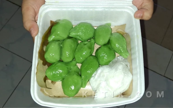 Setiap Gigitannya Bawa Nostalgia, Klepon Restu Bulang Tak Pernah Berubah Rasa Sejak Seperempat Abad Lalu