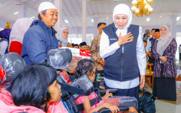 Thumbnail Berita - Bansos Perdana 2026! Gubernur Khofifah Kucurkan Rp7,7 Miliar untuk Warga Pasuruan