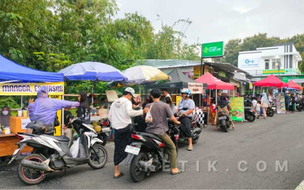 Thumbnail Berita - Hari Pertama Dibuka, Pasar Takjil Cemorokandang Kota Malang Ramai Diserbu Warga