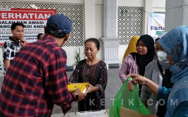 Thumbnail Berita - Komunitas Sejoli, Ketik.com, dan LKS BIMa Berbagi Ratusan Nasi Box di RSUP dr Sardjito