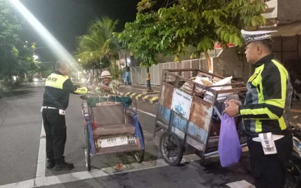 Thumbnail Berita - Bukan Sekadar Patroli, Personel Satlantas Polres Madiun Kota Turun ke Jalan Berbagi Sahur