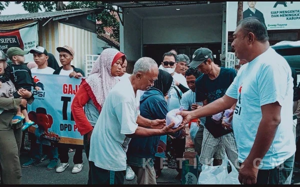 PSI Cilacap Bagikan 1.000 Takjil di Momen Ramadan, Partai Gajah Membawa Berkah