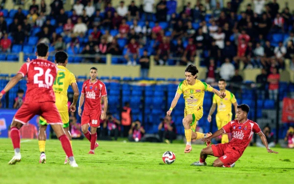 Thumbnail Berita - Bernardo Tavares Evaluasi Besar-besaran Persebaya Sebelum Lawan PSM di Kandang