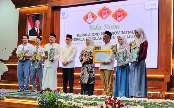 Apresiasi Usai Suksesi Bukber Akbar Jatim, SMKN 1 Surabaya Terima Mushaf dari Raja Salman