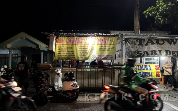 Sudah Coba? Nasi Gila Mbah Di, Kuliner 12 Ribuan yang Menghidupi Malam Mahasiswa Rungkut Sejak 2004