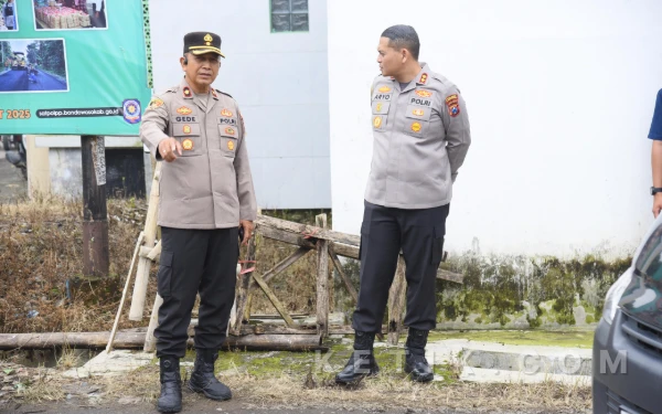 Thumbnail Berita - Longsor Ancam Jalur Vital Bondowoso–Jember, Kapolres Cek Langsung dan Siapkan Rekayasa Lalin