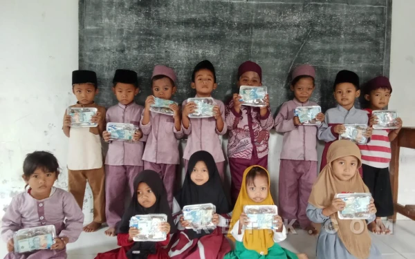 Bukan Kaleng-kaleng! Siswa di Bangkalan Dapat MBG Plus Uang Tunai Rp50 Ribu dari SPPG Pangeleyan