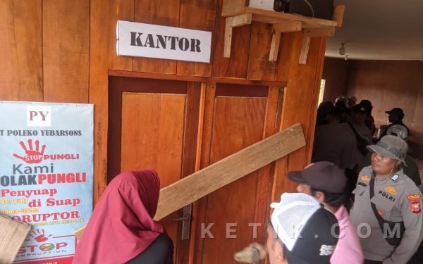 Warga Obi Segel Kantor PT Poleko Yubarsons, Tuntut Tanggung Jawab Kerusakan Hutan