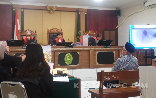 Thumbnail Berita - Jalani Pemeriksaan, Terdakwa Sri Purnomo "Amnesia Selektif": Berbelit Menjawab Jaksa, Lancar Menyudutkan Dinas