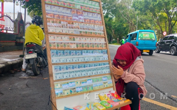Thumbnail Berita - Menjaga Kepercayaan Pelanggan, Jasa Penukaran Uang Pinggir Jalan Bertahan Tiap Ramadan