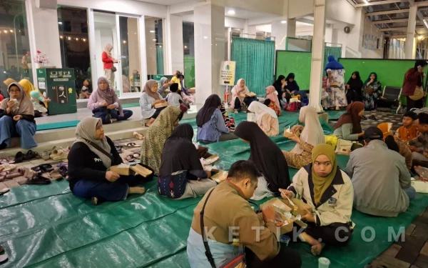 Thumbnail Berita - Setiap Hari 1.000 Porsi Ludes, Buka Bersama di Masjid Al Falah Surabaya Diserbu Jemaah