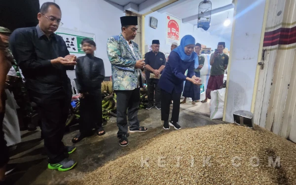 Gubernur Khofifah Blusukan Sapa Petani Kopi Banyuwangi, Rela Tembus Hujan Demi Serap Aspirasi