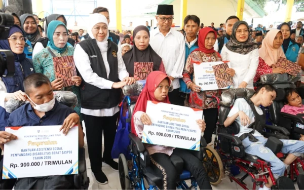 Thumbnail Berita - Wujudkan Masyarakat Jatim Sejahtera, Khofifah Salurkan Sapa Bansos Rp15 Miliar di Kediri