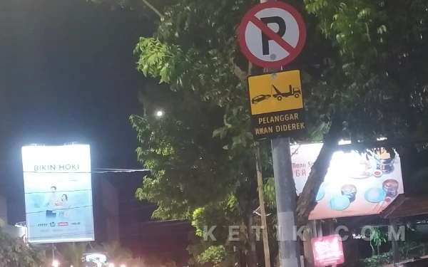 Tegas! Parkir di Sisi Kanan Jalan Dr Soetomo Kota Madiun, Kendaraan Siap-siap Digembok dan Diderek
