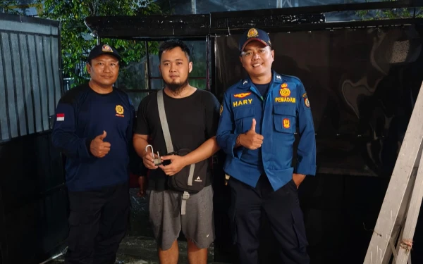 Thumbnail Berita - Respons Cepat Damkarmat Jember Bantu Warga Terjebak Gembok Macet saat Berbuka