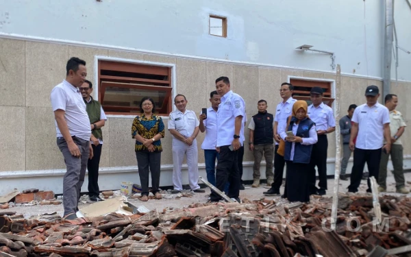 Thumbnail Berita - Atap Gedung GKJW Bondowoso Ambruk Diterjang Hujan Lebat, Bupati Hamid Tinjau Lokasi