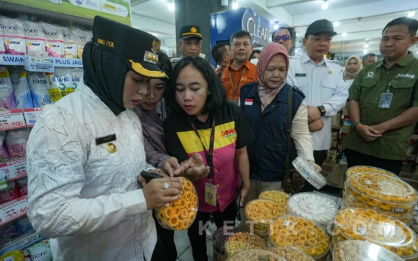 Walkot Mojokerto dan Bulog Sidak Pasar, Pastikan Stok dan Harga Pangan Aman
