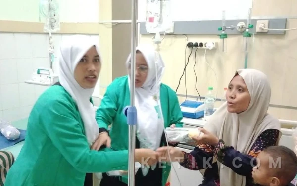PC Fatayat NU Sampang Bagikan 300 Paket Iftar untuk Pengunjung RSUD, Puskesmas dan Masyarakat