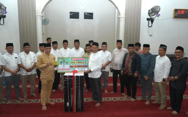 Safari Ramadan di Masjid Al Falah, Wabup Asahan Salurkan Uang Tunai dan Paket Sembako