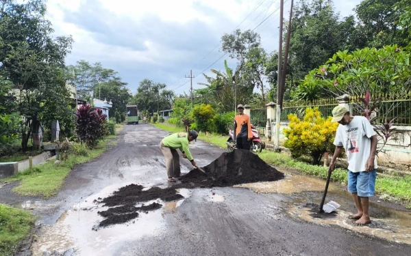 Pemdes dan Warga Sidorejo Lumajang Gotong Royong 'Ngebruk' Jalan Kabupaten yang Rusak Parah