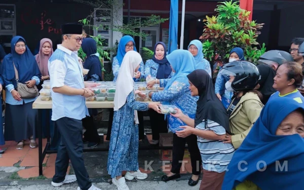 Momen Ramadan Dinas Arpus Cilacap Berbagi Ratusan Nasi Box