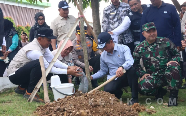Bupati Setyo Wahono Dampingi Menteri Lingkungan Hidup Pimpin Korve Kebersihan di Pasar Wisata Bojonegoro