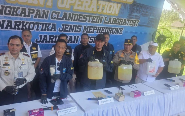 Thumbnail Berita - BNN Bongkar Laboratorium Narkotika di Bali, Amankan Dua WN Rusia dan Sita 7,8 Kilogram Mephedrone