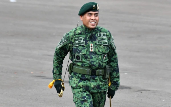 Tampil Gagah dan Disiplin, Pangdivif 2 Kostrad Pimpin Defile Perayaan HUT Ke-65 Kostrad