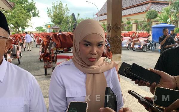 Thumbnail Berita - Ratna Dewi Gerindra Sebut Becak Listrik Bantuan Prabowo Ringankan Beban Tukang Becak Blitar