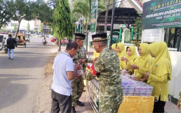Thumbnail Berita - Ramadan Penuh Berkah, Koramil 16/Banda Sakti Berbagi Takjil Bersama Warga di Jalanan