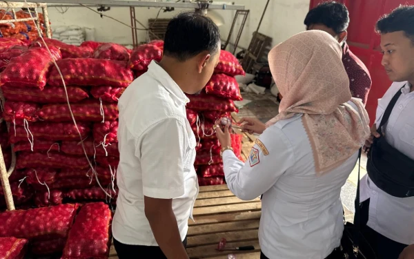 Thumbnail Berita - Ungkap Peredaran Bawang Bombai Ilegal, Polresta Malang Kota Amankan 1.500 Karung dan Tetapkan Tersangka