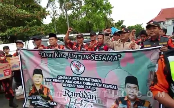 Thumbnail Berita - Koti Mahatidana PP Kendal Gandeng Gerindra Bagikan Ribuan Takjil, Sisca Meritania Dapat Kejutan Ultah