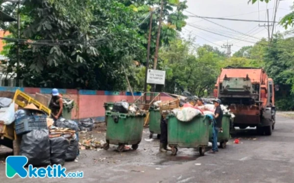 Video Viral Sampah Terjatuh dari Truk, DLH Surabaya Siapkan Teguran Tegas
