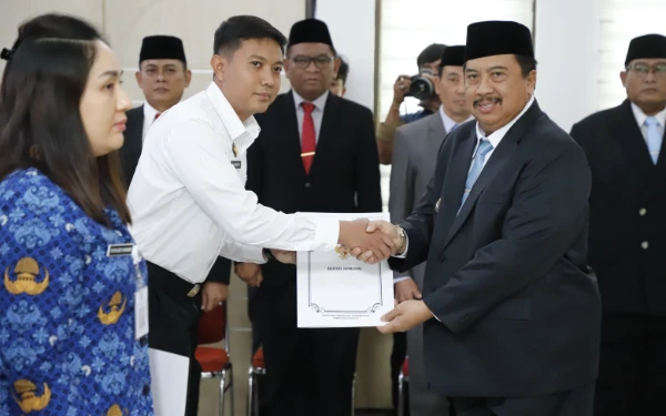Bupati Jombang Warsubi Ambil Sumpah 23 PNS Baru, Tegaskan ASN Bukan Simbol Kekuasaan