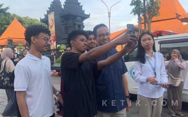 [FOTO] Anies Baswedan Melipir ke Pasar Takjil Suhat Kota Malang, Beli Apa Saja?