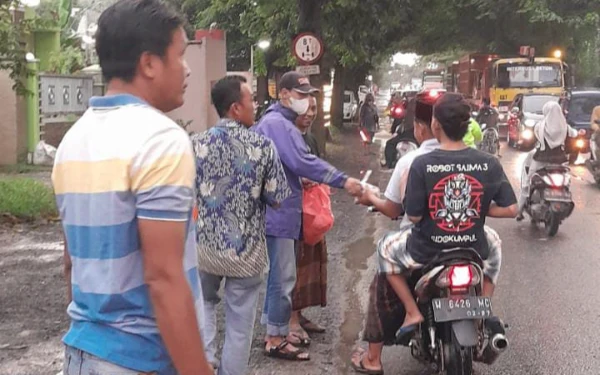 Thumbnail Berita - Genpatra Bagikan 1.200 Paket Takjil kepada Pengendara di Jalur Pantura Gresik