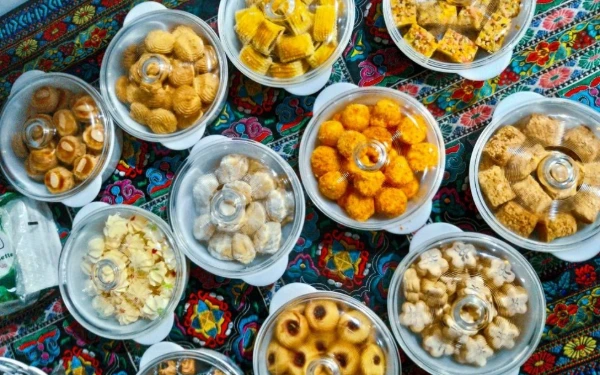 Thumbnail Berita - Tradisi Menyajikan Aneka Kue Kering untuk Menjamu Tamu Saat Lebaran Masih Terjaga
