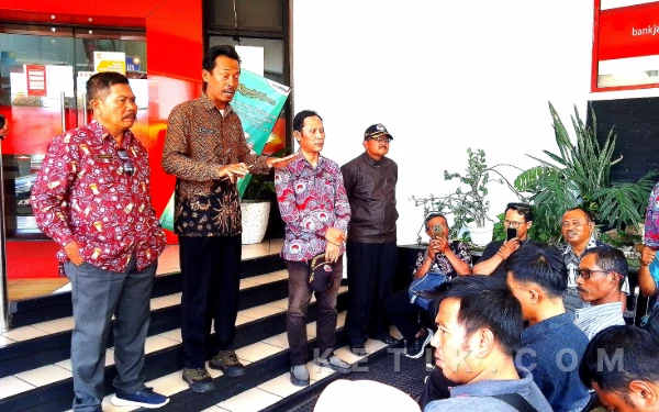 Penghasilan Tetap 3 Bulan Tak Cair, Ratusan Perangkat Desa Geruduk Kantor Bank Jatim Cabang Tulungagung