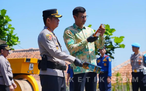 Jelang Operasi Ketupat Lodaya 2026, Polresta Bandung Musnahkan 14.999 Botol Miras Hasil Operasi Pekat
