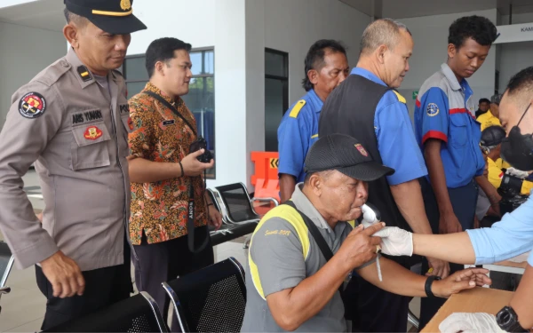 Jelang Mudik Lebaran, Dinkes PPKB Kota Madiun Gelar Pemeriksaan Kesehatan Pengemudi di Terminal Purbaya
