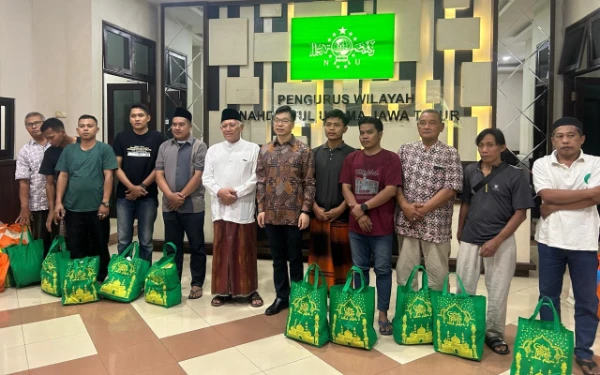 Pererat Persahabatan, Konsul Tiongkok di Surabaya Salurkan 200 Paket Ramadan untuk PWNU Jatim