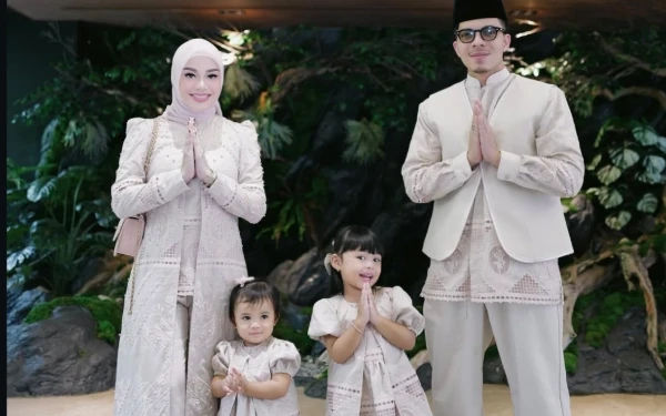 Lebaran Para Selebriti Mencuri Perhatian, Outfit Keluarga Kompak Selalu Jadi Inspirasi
