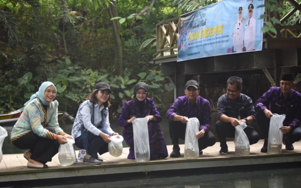 Wali Kota Tebar 13.100 Benih Ikan Endemik Jawa Timur di Sumber Banteng